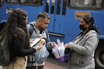 Afuera de las casas de salud se ha incrementado la venta de mascarillas.
