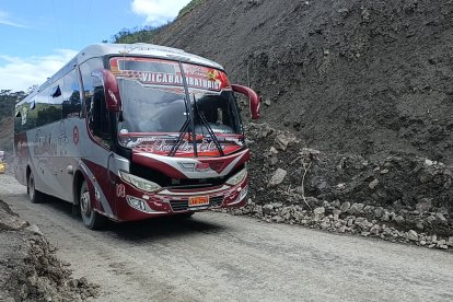 Los tramos de la vía están cortados. Autoridades anunciaron intervención.