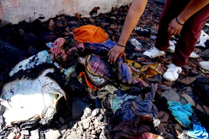 No solo la casa se quemó, también se consumieron las prendas de vestir de los damnificados.