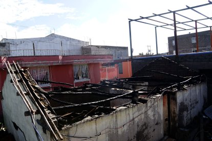 Un rayo habría caído sobre el techo de la vivienda, en Bellavista de Calderón, en Quito.