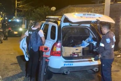 Los agentes revisan el vehículo donde se movilizaban los supuestos sicarios.