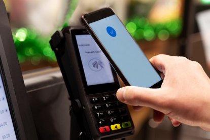 Cajas de autopago en Eroski: eficiencia tecnológica con costos en la experiencia del cliente.