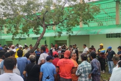 Personas llegaron a observar al joven tiroteado.