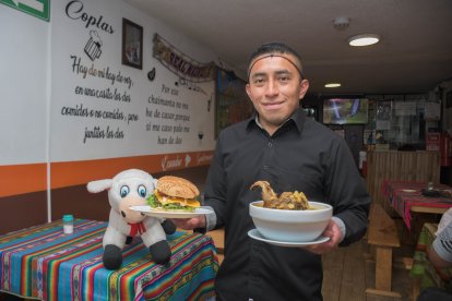 Jimmy ahora sabe todos los secretos para preparar las carne de borrego.