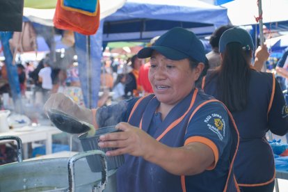 Mariana atiende los martes, jueves y viernes en la plaza César Chiriboga.