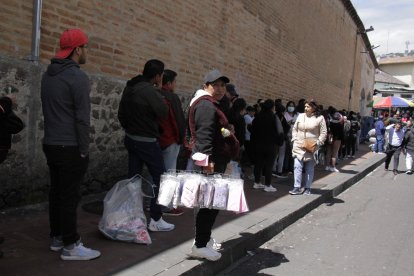 En la calle Imbabura hacían largas filas para comprar mascarillas.
