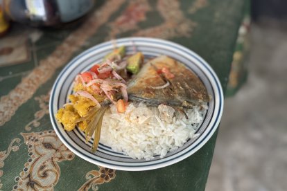 La corvina frita es el plato estrella del comedor.