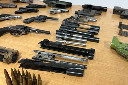 En el taller se encontraron armas, municiones y cientos de accesorios para repotenciarlas.