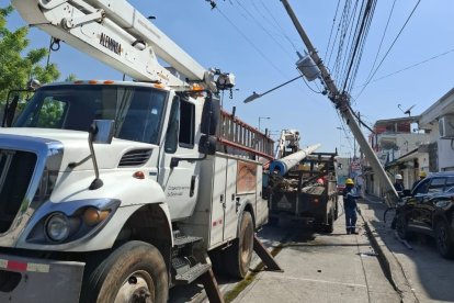 Personal de CNEL realizó el cambio del poste afectado y reparó el tendido eléctrico, normalizando el servicio.