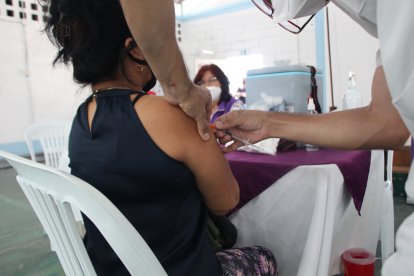 Personas se vacunaron con calma en la casa comunal detrás del centro de salud, en Sauces 3.