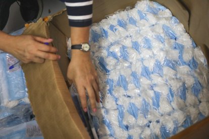 El personal que participó en el operativo revisó los productos.