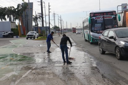 Trabajadores de locales limpiaron el área.