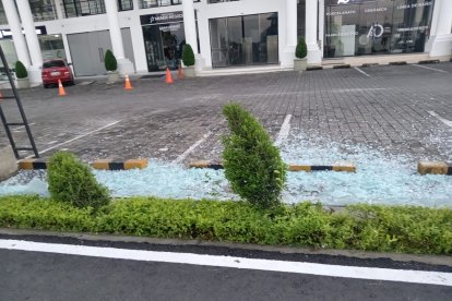 Restos de vidrios quedaron esparcidos por el choque del carro.