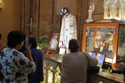 La casulla, mirla y estola bordadas se exhiben en la Catedral, en el Centro Histórico de Cuenca.