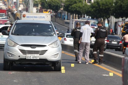 Policias llegaron al lugar para recabar indicios balísticos.