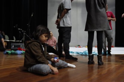 Alexei juega muy cerca del escenario donde su madre dará una función.