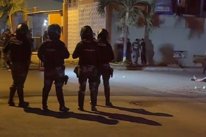 La Policía llegó al lugar a recabar indicios.