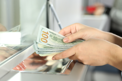 Beneficiaria del Bono Joaquín Gallegos Lara recibiendo la transferencia mensual de $240.