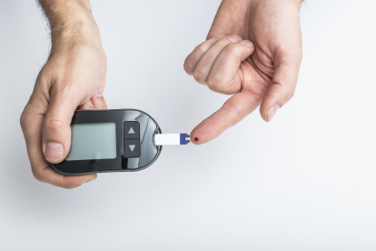 Este fruto es rico en fibra soluble, la cual retarda la absorción de azúcares en el intestino, contribuyendo a prevenir los picos de glucosa en la sangre.