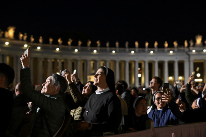 Feligreses aguardan pacientemente frente a la Capilla Sixtina, esperando noticias sobre la elección del nuevo Papa.