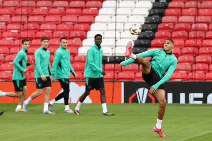 MANCHESTER (United Kingdom), 07/05/2025.- Maroan Sannadi of Bilbao (R) attends a training session in Manchester, Britain, 07 May 2025. Athletic Club will face Manchester United in the UEFA Europa League semi-final second leg soccer match on 08 May 2025. (Reino Unido) EFE/EPA/ADAM VAUGHAN