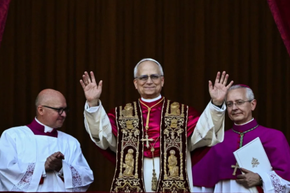 El Papa León XIV saluda a los miles de fieles en la Plaza de San Pedro