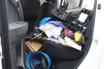 Interior de la camioneta en la que se movilizaban las víctimas.