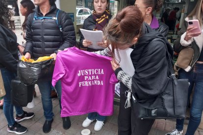 La familia de María Fernanda López hizo camisetas para vestirlas durante el plantón.