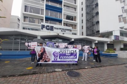 Parientes y amigos fueron a la Fiscalía Provincial de Pichincha para exigir justicia por María Fernanda López.
