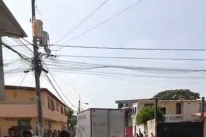 Moradores observaban el procedimiento policial.