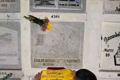 Carlos Muñoz en el Cementerio de Guayaquil con la camiseta en honor a su padre.