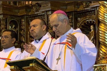 La foto del ahora Papa León XIV en un evento con religiosos ecuatorianos.