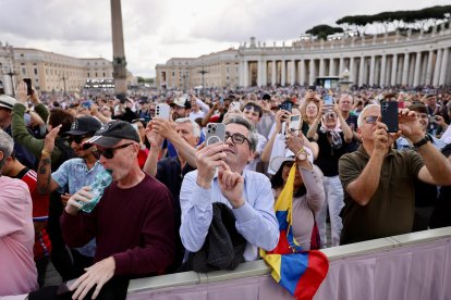 Feligreses ecuatorianos estuvieron en la plaza de San Pedro.