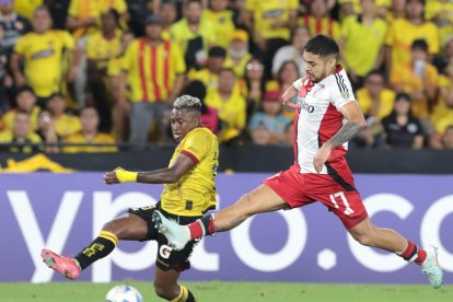 La defensa de Barcelona sufrió en el partido ante River Plate.