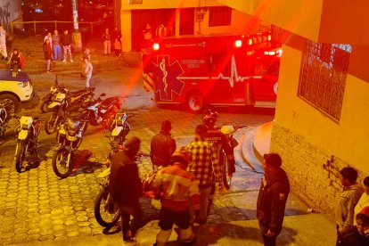 La novedad hizo que los vecinos de Toctiuco, centro de Quito, salieran a observar.