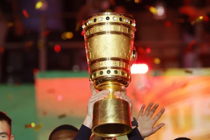 Xabi Alonso celebra tras ganar la Copa Alemana.