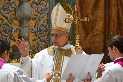 El Papa León XIV oficiando la primera misa de su pontificado.