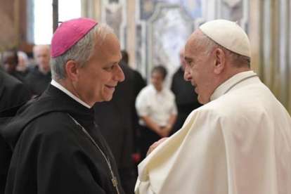 Papa León XIV cuando era cardenal junto al Papa Francisco