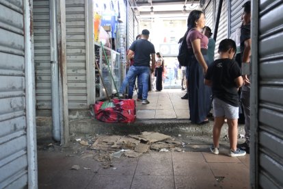 El estallido de un artefacto explosivo ocasionó daños a dos locales.