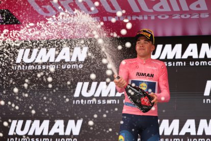 TIRANA (Albania), 09/05/2025.- Danish rider  of team Lidl - Trek, wearing the overall leader's pink jersey, sprays sparkling on the podium after the first stage of the Giro d'Italia cycling tour over 164km from Durres to Tirana, Albania, 09 May 2025. (Ciclismo) EFE/EPA/GEORGI LICOVSKI