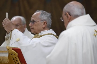 El papa León XIV oficiando la primera misa despúes de ser elegido el 8 de mayo.