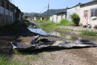 Parte de la estructura del inmueble quedó esparcida en los alrededores.