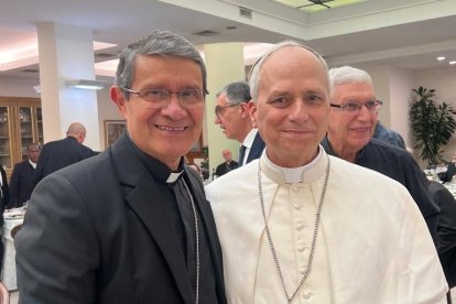 Luis Cabrera, arzobispo de Guayaquil, junto con el papa León XIV.