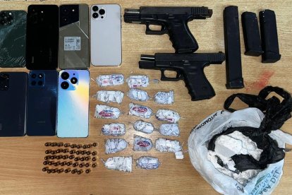 Armas, dinero y drogas fueron hallados en poder de los supuestos extorsionadores.
