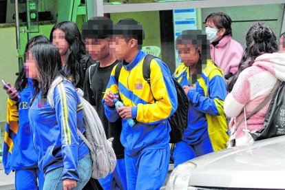 Los menores de edad fuman cigarrillos en plena calle sin esconderse.