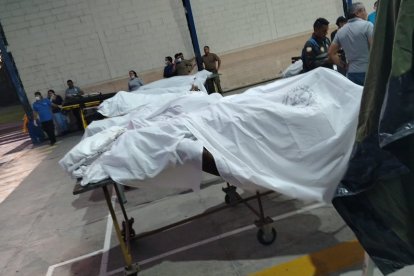Los cuerpos de los militares asesinados fueron recuperados y trasladados fuera de la zona selvática.