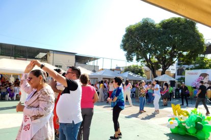 Las madres salieron al escenario y sorprendieron con su entusiasmo y habilidades para el baile.