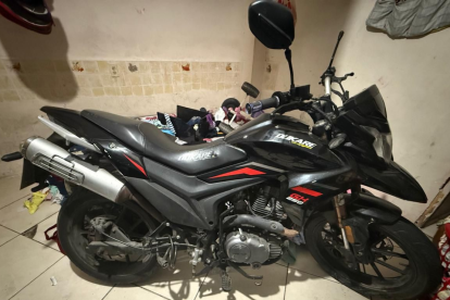 La moto encontrada durante el procedimiento policial.