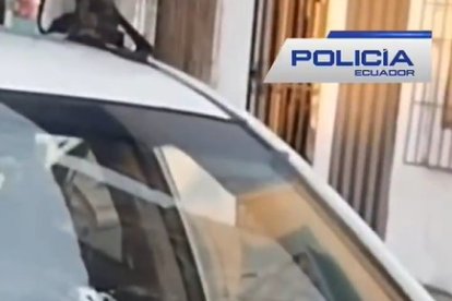 El patrullero quedó con afectaciones en el parabrisas frontal.