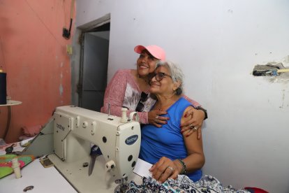 Sus hijos siempre la hallan trabajando en su máquina.